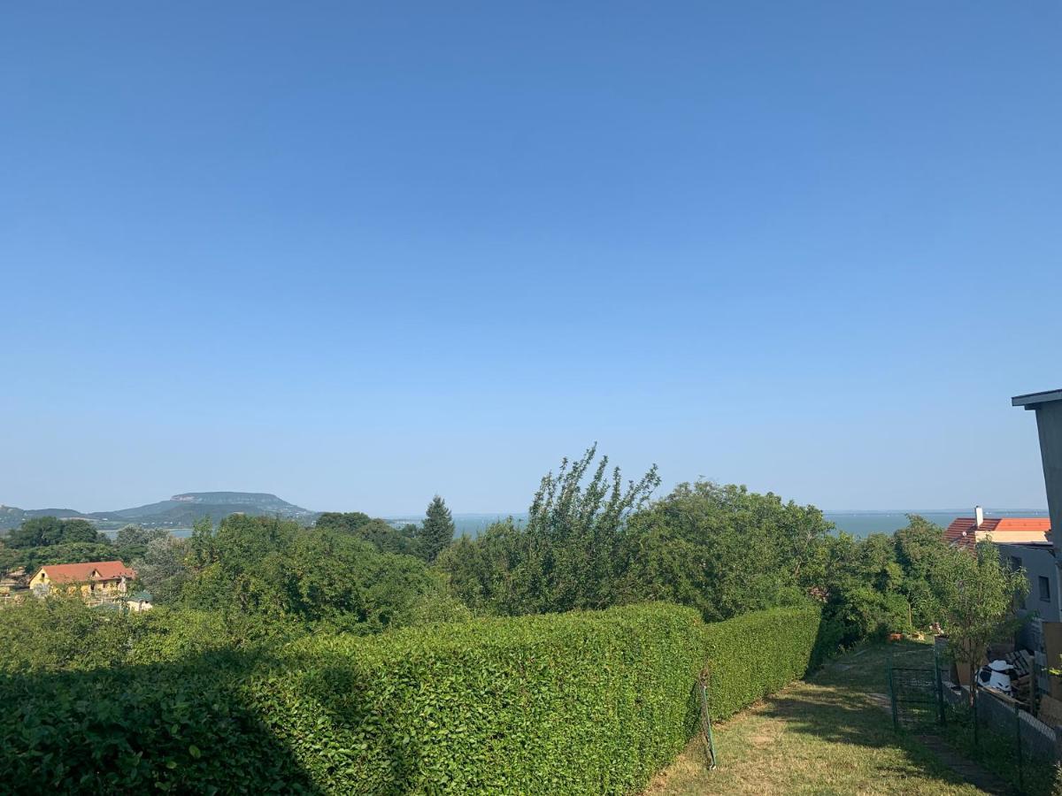 Mandulas Kabin A Kishaz Dezsaval Es Kilatassal A Balatonra Balatongyörök Zewnętrze zdjęcie