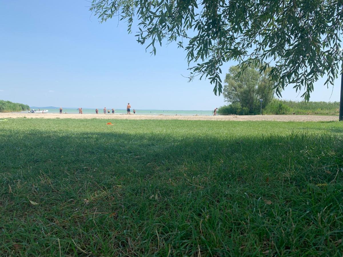 Mandulas Kabin A Kishaz Dezsaval Es Kilatassal A Balatonra Balatongyörök Zewnętrze zdjęcie