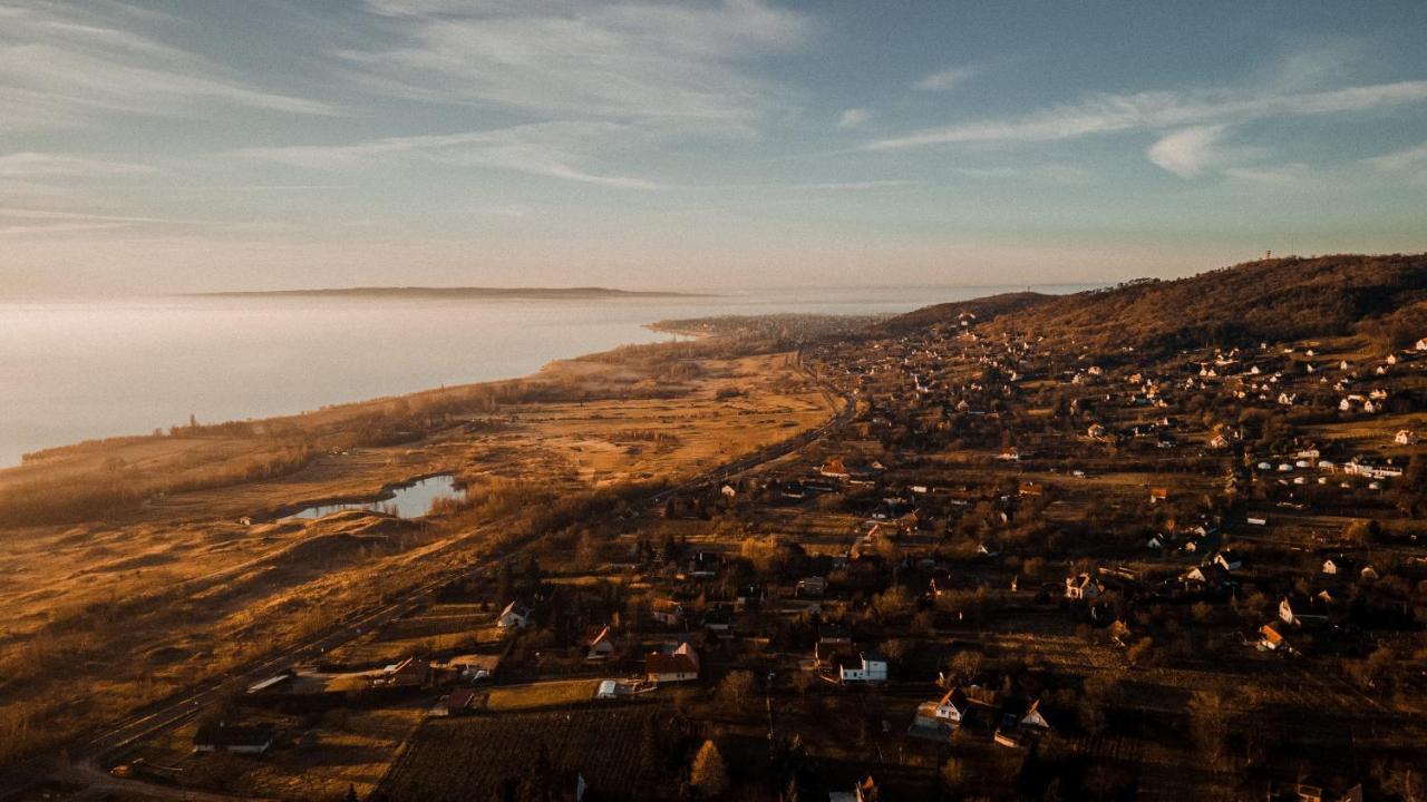 Mandulas Kabin A Kishaz Dezsaval Es Kilatassal A Balatonra Balatongyörök Zewnętrze zdjęcie