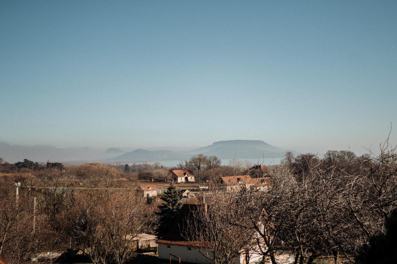 Mandulas Kabin A Kishaz Dezsaval Es Kilatassal A Balatonra Balatongyörök Zewnętrze zdjęcie